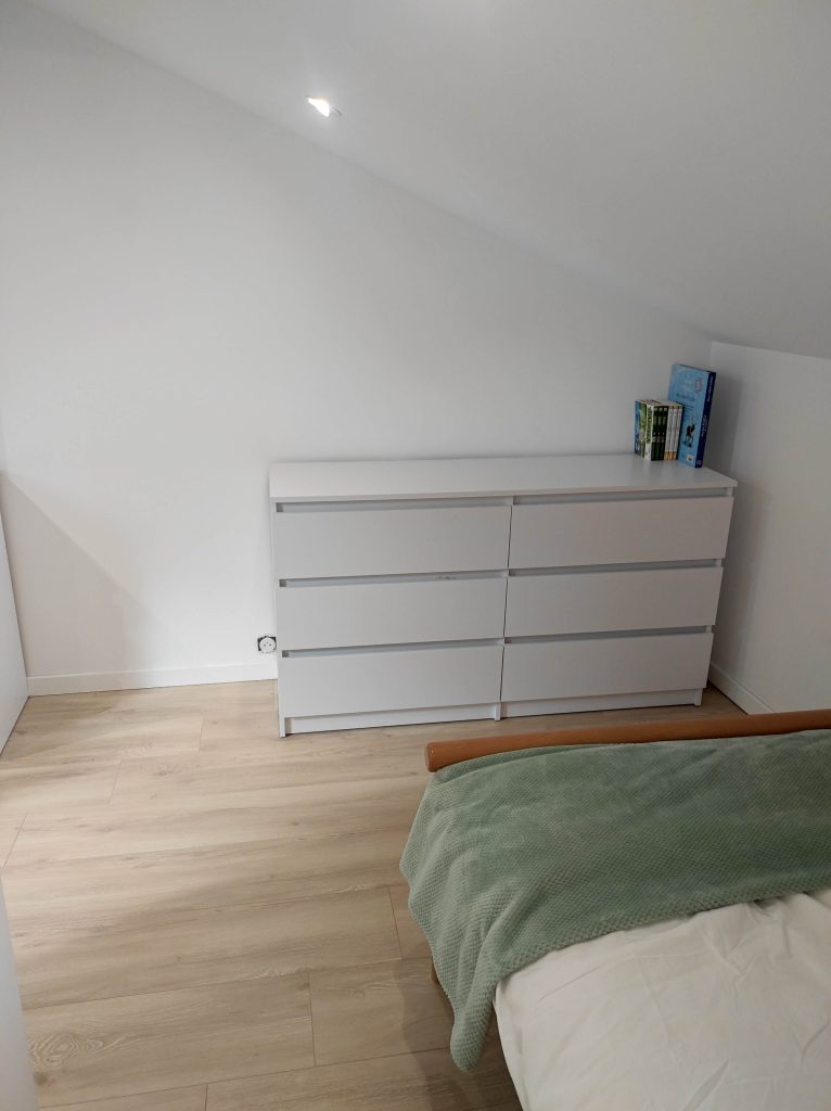 Gîte Ardèche - Meuble et livres dans la Chambre Verte