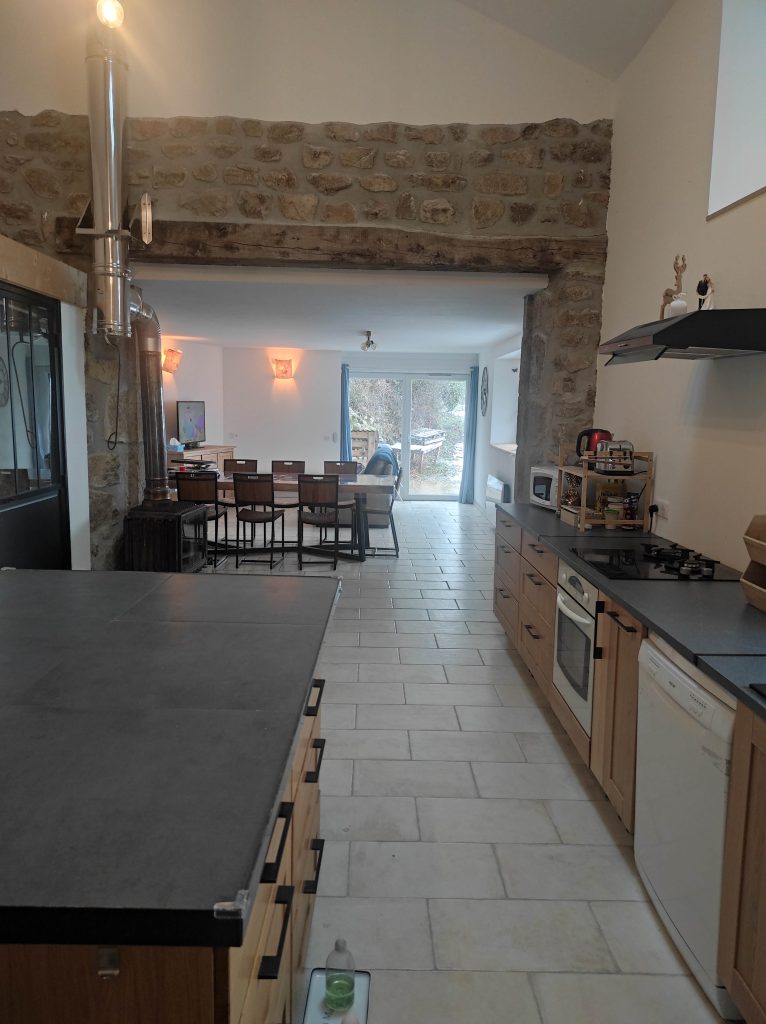 La cuisine, vue d'ensemble Gîte en Ardèche Pailhares